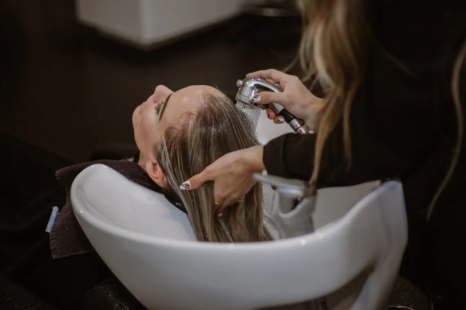 Mycie włosów w salonie