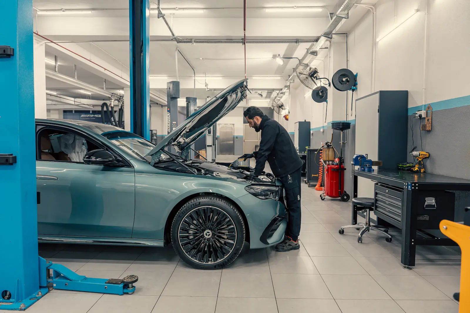 Mercedes na podnośniku w warsztacie